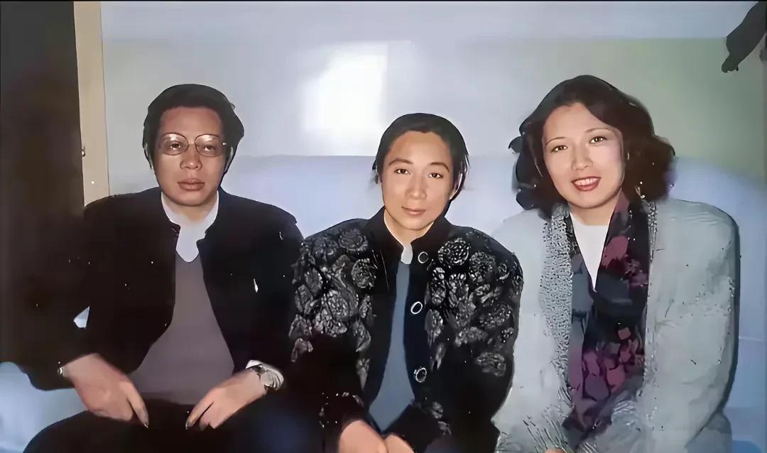 这是1991年，张宁从美国回国看望林豆豆和张清霖，三人的合影照。张宁烫着卷发，