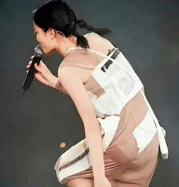 年轻时的王菲可是真时尚啊演唱会上竟然光着脚丫穿着一双无底高跟鞋，结果唱歌唱到一