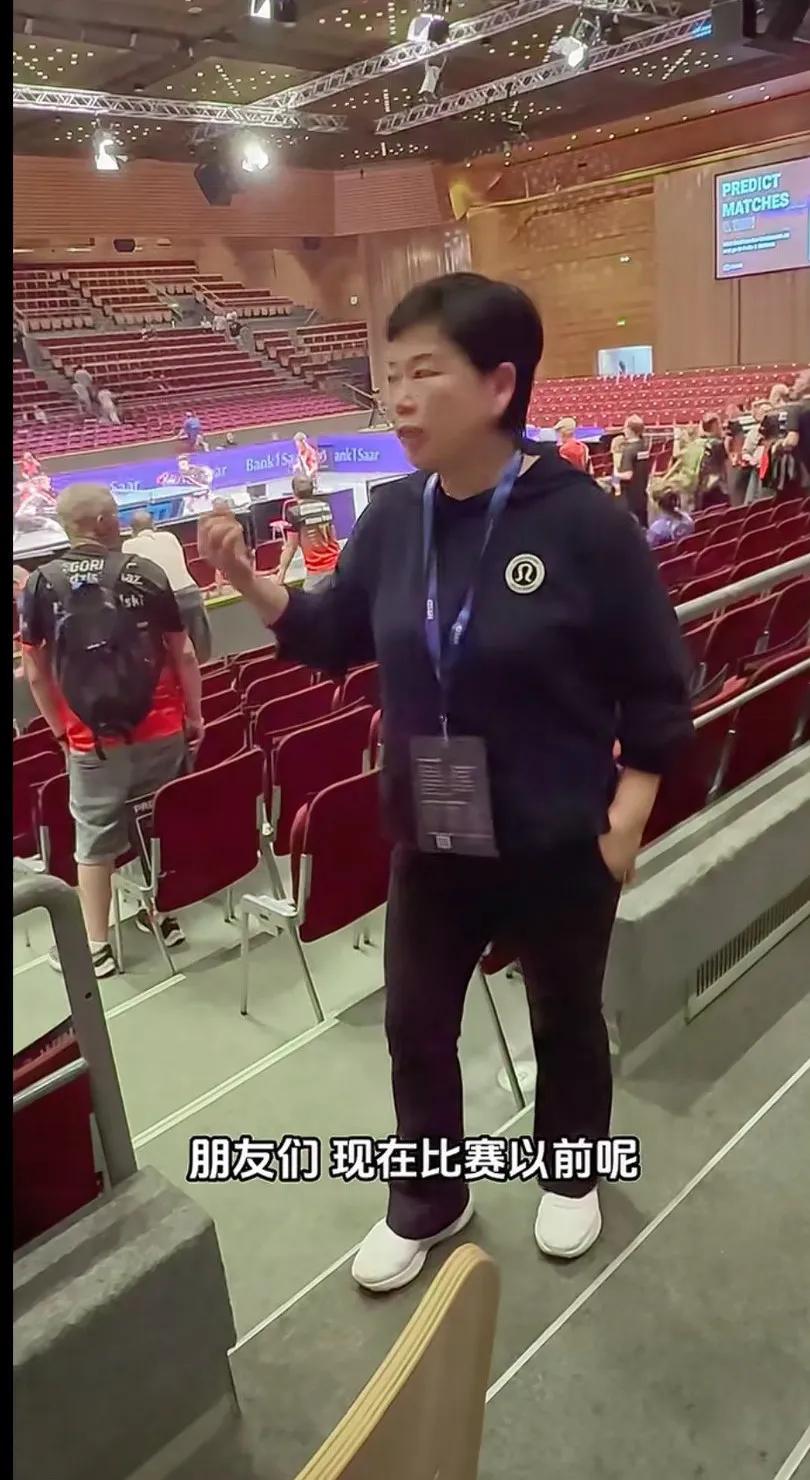 倪姐直播樊振东比赛，直播间人数估计能超过一百万加[呲牙笑]谢谢你！你做了一个桥梁
