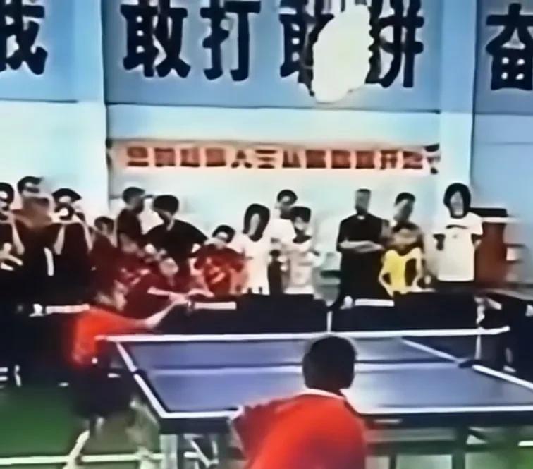 额滴老天呐，刷新了最小头头记录，再低点的话，头都露不出球桌了，哈哈，好可爱啊！