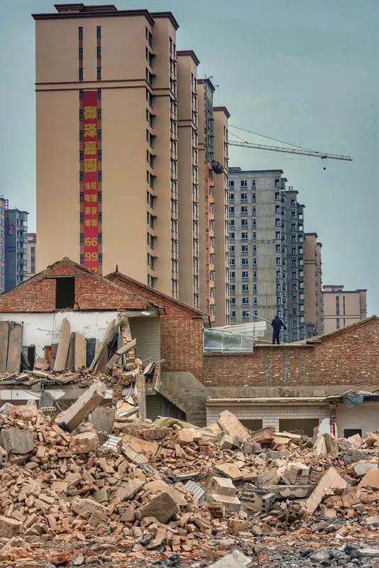 拆除确实能释放土地资源，用于新开发。就拿一些老城区拆除重建来说，原本拥挤杂乱的区