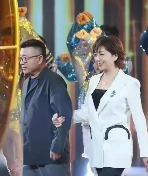 江珊换个发型像换个人！短发配西装又酷又飒，56岁美成少女！