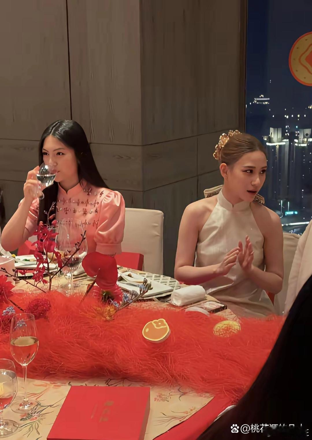 何超莲太失败了，竟然没有王诗龄的气场大，更没有王诗龄成熟。何超莲比王诗龄大18岁