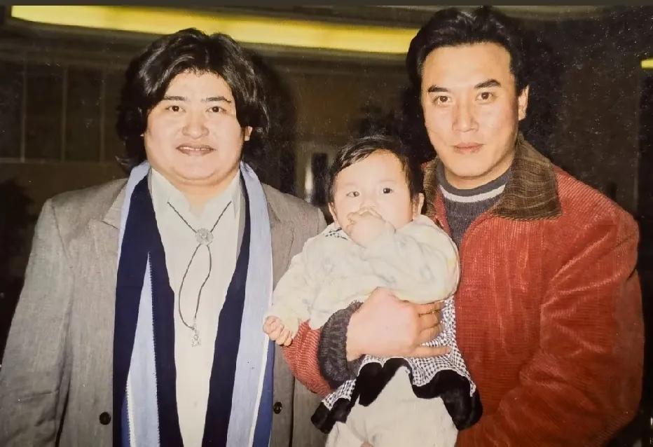 90年代，刘欢还留着长发与抱着女儿的演员张山的一张留影。刘欢是国内殿堂级歌唱家
