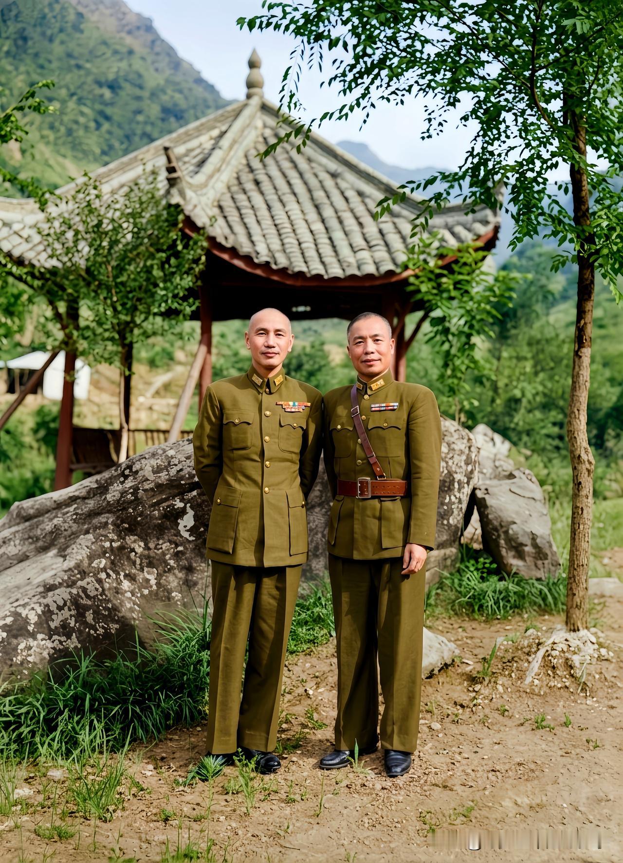 这是1945年6月李宗仁将军与蒋中正在汉中的一张合影老照片，这可不是演戏，也并非
