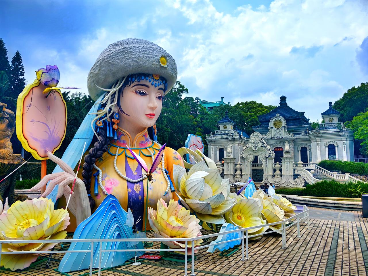 在北京看过圆明园，只能说是遗址，建筑几乎没有留存。那么真正的圆明园是什么样的，又