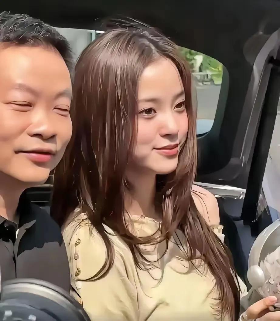 只差一点点，欧阳娜娜就可以成为第二个章泽天了！她跟章泽天一样好命，都受到了大老板