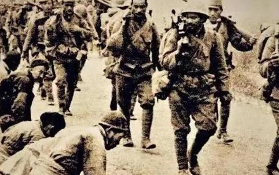 1940年，500多名女学生忐忑地被带到日本军营，日军却端出烧饼亲切地说：别怕，
