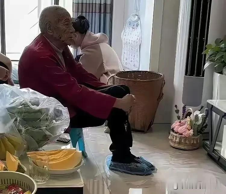 母亲去世后儿子把在农村老家的父亲接到城里和自己一起过，刚来第一天儿媳妇就给他立了