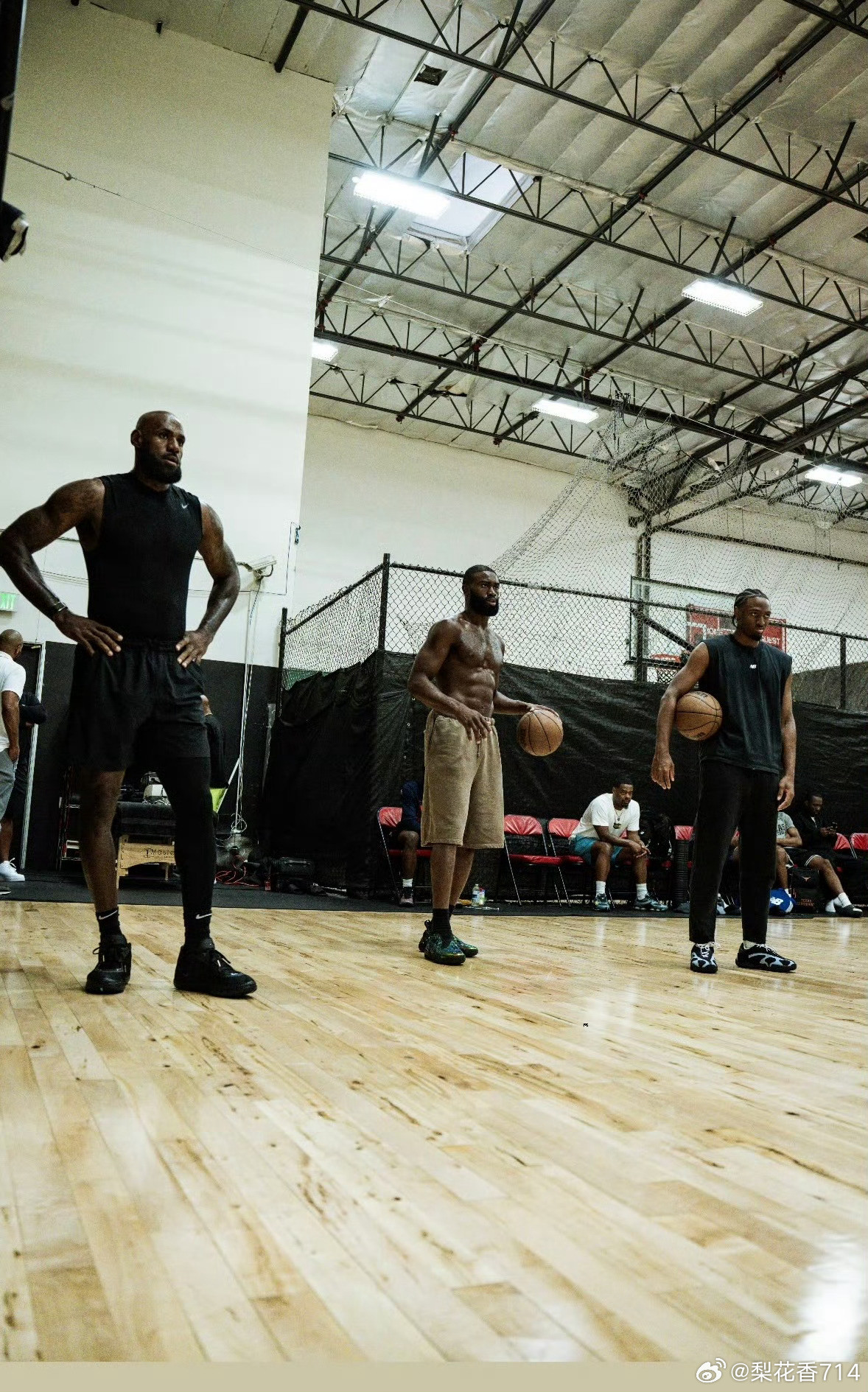 WOW！费城三巨头首次合练！北京时间8月20日凌晨，一则消息引爆了NBA休赛期的