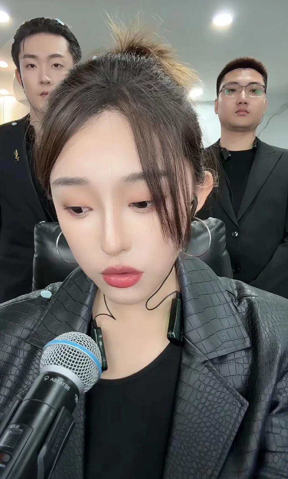 娜美这次被请回快手就是直奔“娱乐一姐”的位置，信誓旦旦要顶峰相见。而粉丝扣字称自