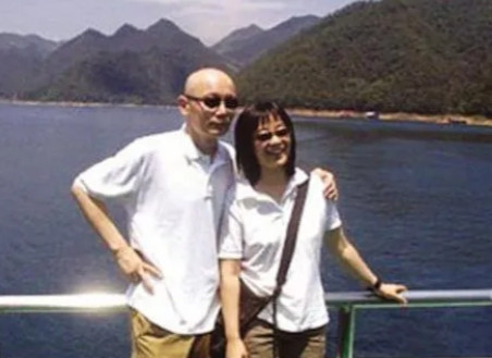 当年葛优出名以后，有人开玩笑的问：“你都成影帝了，怎么还没换老婆呀？”葛优说：“