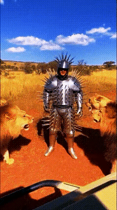 这个造型还真有点像初代钢铁侠的盔甲啊！这个男人为了测试最强防御性盔甲的牢固性，居