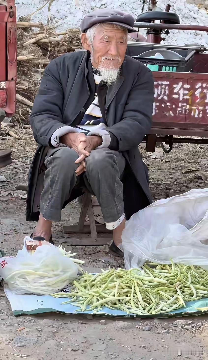 画面中的这个老人，面容慈祥，感觉是一个非常和善的人，看样子也得有80岁以上了，须