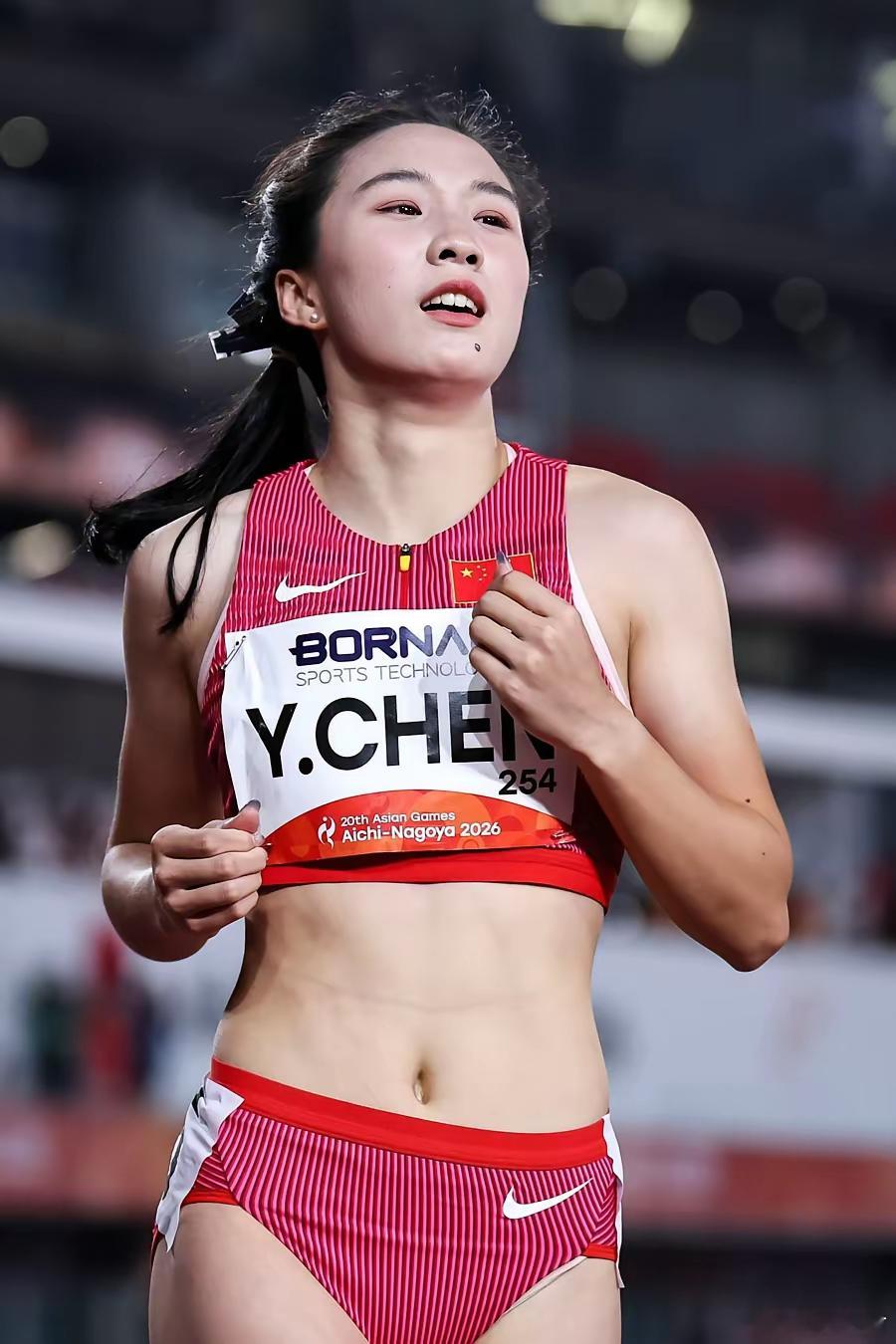 “小孩姐”陈妤颉又要乖乖回教室了，浙江宁波效实中学。跟赛道上的画风太不一样了。一