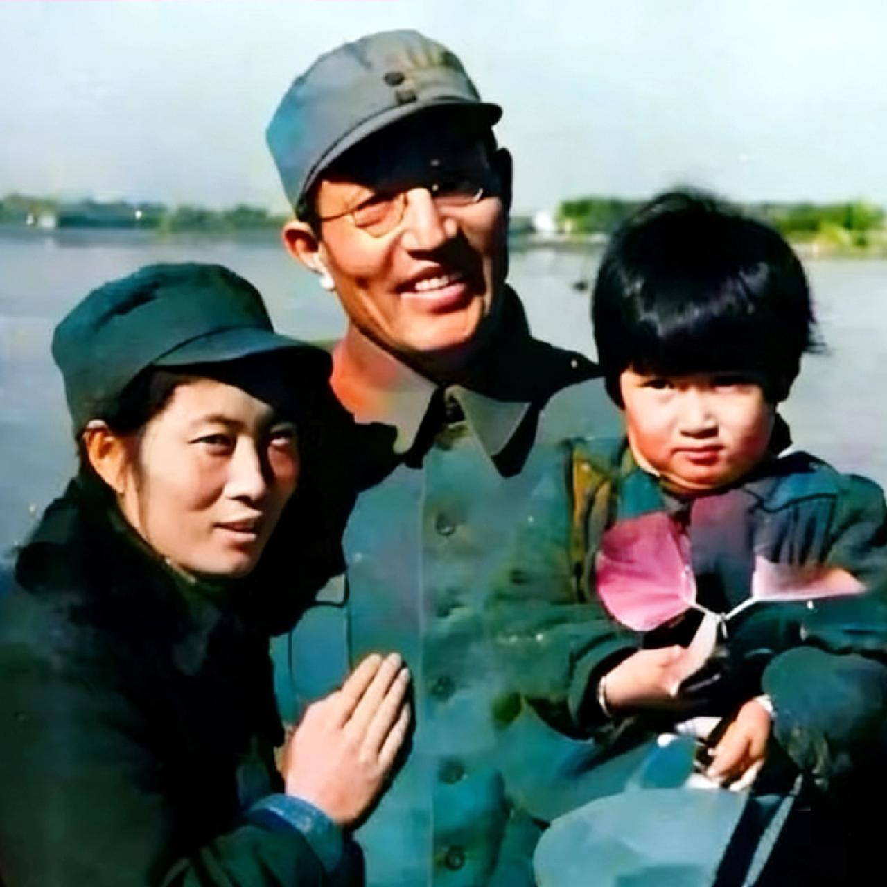 这是1948年，炮兵司令员朱瑞去世前，同妻子和女儿，一张温馨的合影，镜头中的他们
