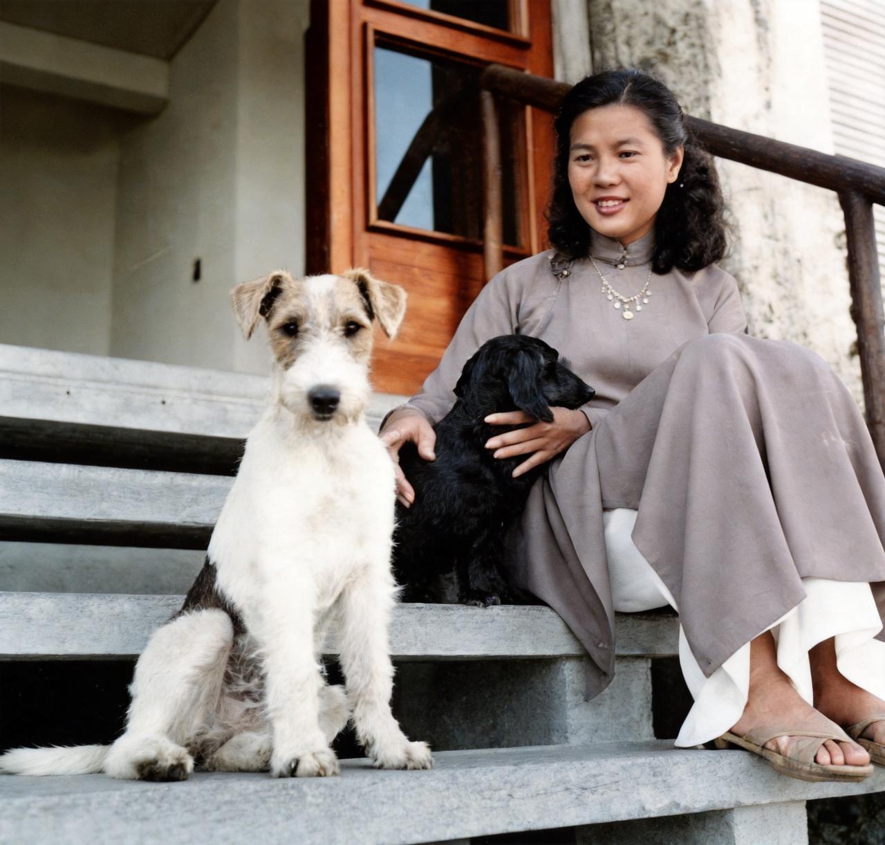 这名越南女子既是越南阮朝末代皇帝保大帝的表妹，也是保大帝的皇妃——映妃胡氏。她的