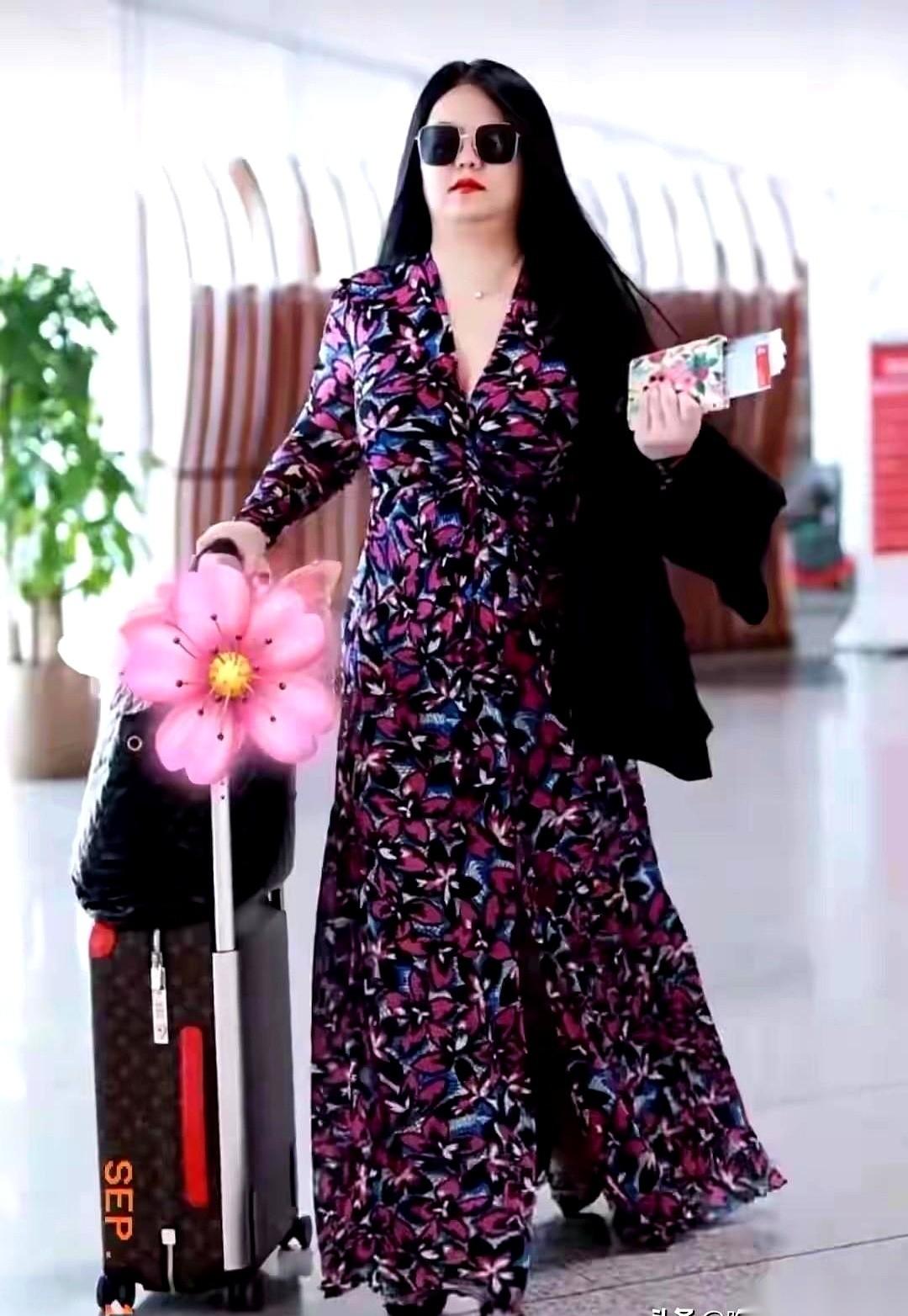 李湘的女儿王诗龄，瘦得跟换了个人似的。照片里，她一身名牌，不像学生，倒像个小名