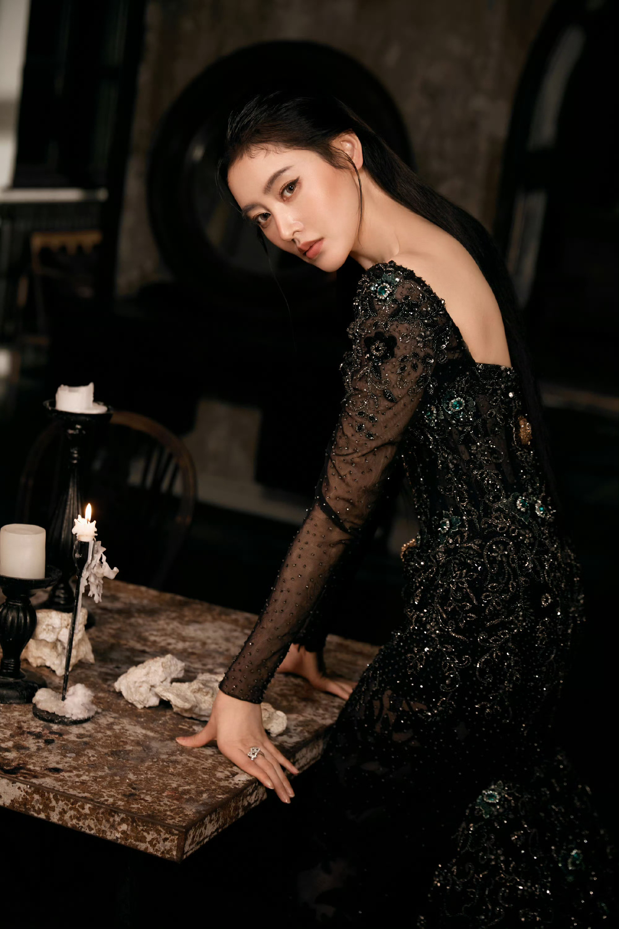 张天爱 暗色礼裙缀以星辰，于光影间诠释柔美与力量。