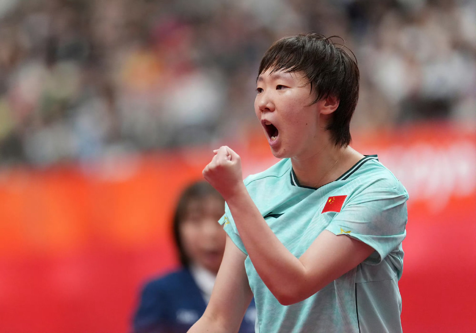 #王曼昱扛下压力#能打硬仗，敢打硬仗！再次恭喜曼昱战胜日女一！接下来的女单和女双也请加油！[加油]​