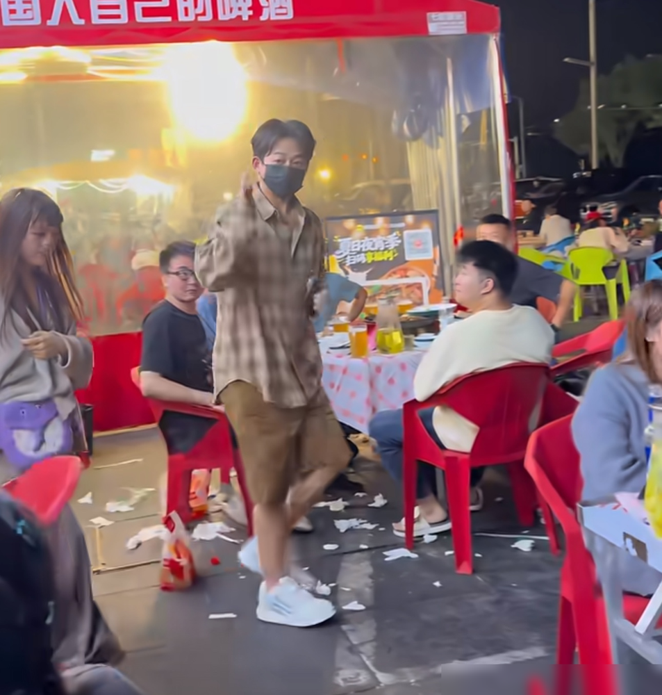 陈楚生活着从正门走出来，王栎鑫是被人扛出来的。泸州音乐节散场，0713仨人吃顿饭又整活了。苏醒跟个没
