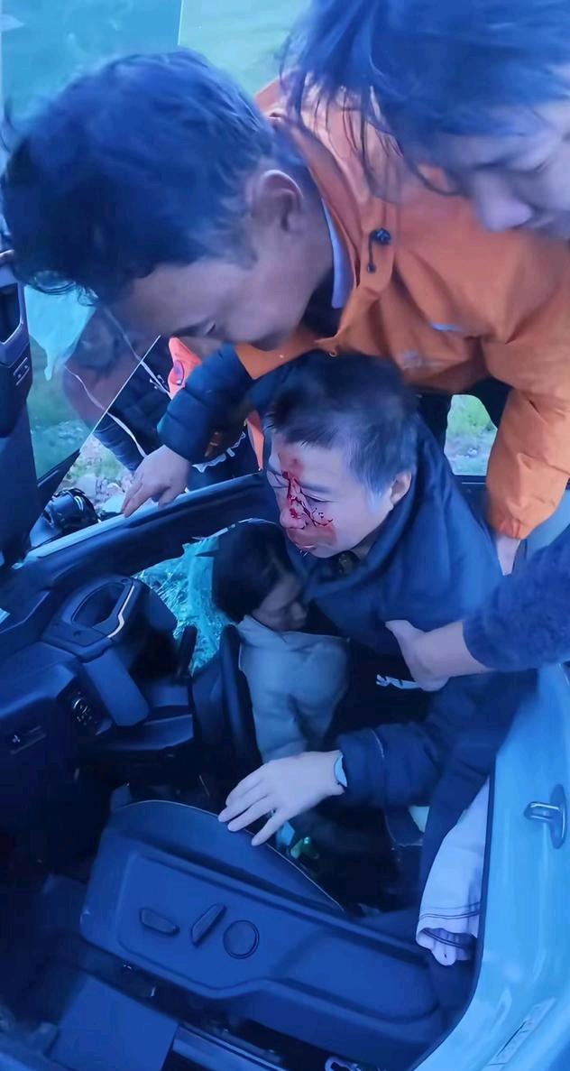 泪目了！一个在西藏自驾游的男子在孜珠寺刷牙，突然看到一辆越野车坠崖了！于是他赶紧