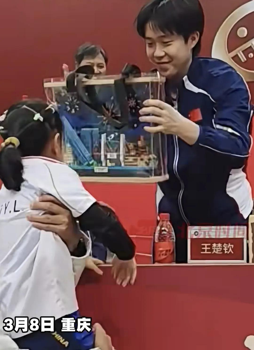 小朋友喜欢王楚钦，孙颖莎，这些小球迷才是真球迷，他们喜欢打球，喜打球好的王楚钦，