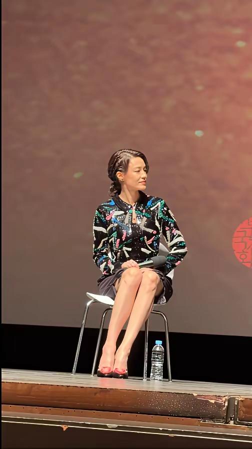 天呐！我敢笃定，这是舒淇穿得最难看的一回了。这造型、这发型，全然无法展现出舒淇