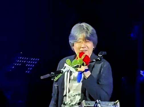 连老狼都看不下去了。他在演唱会上主动提起《抓特务》，开口就是一句：“挺好的电