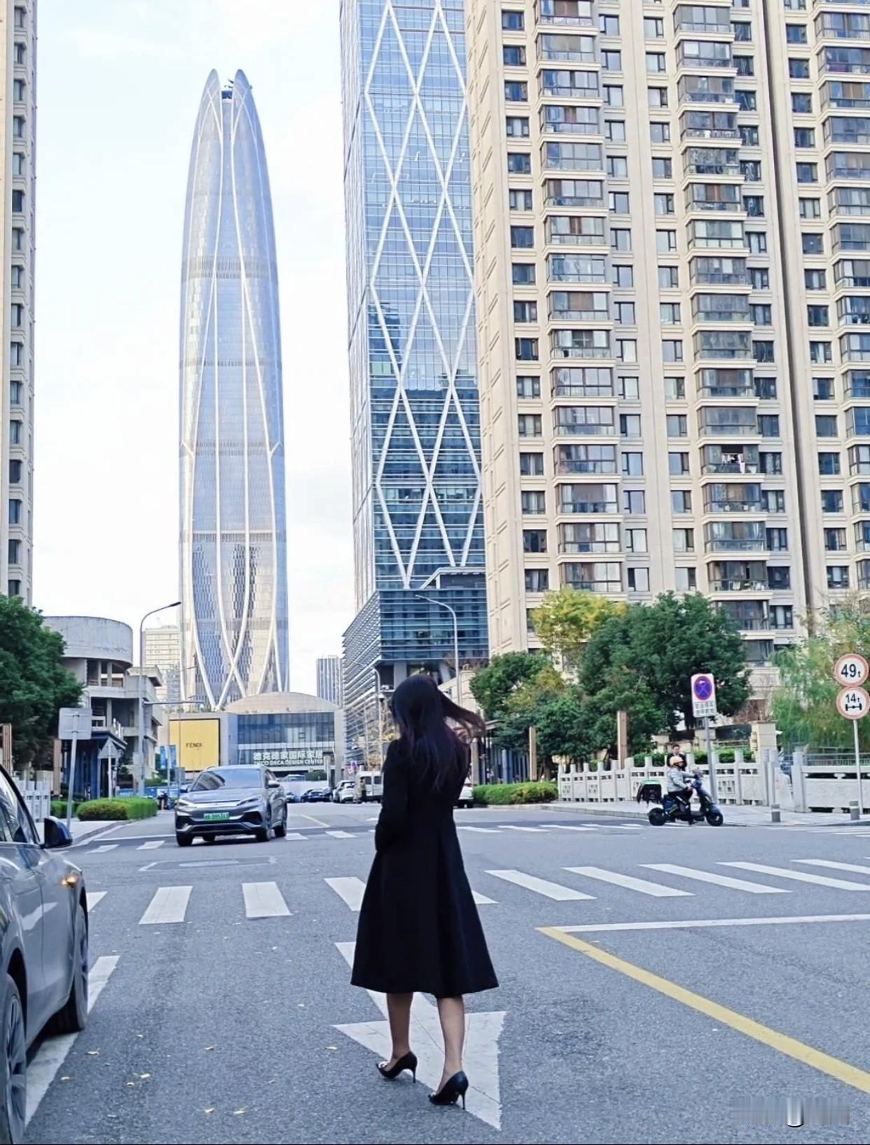 女人都喜欢穿高跟鞋吗有些工作场合要求女性穿高跟鞋，并非出于喜欢。