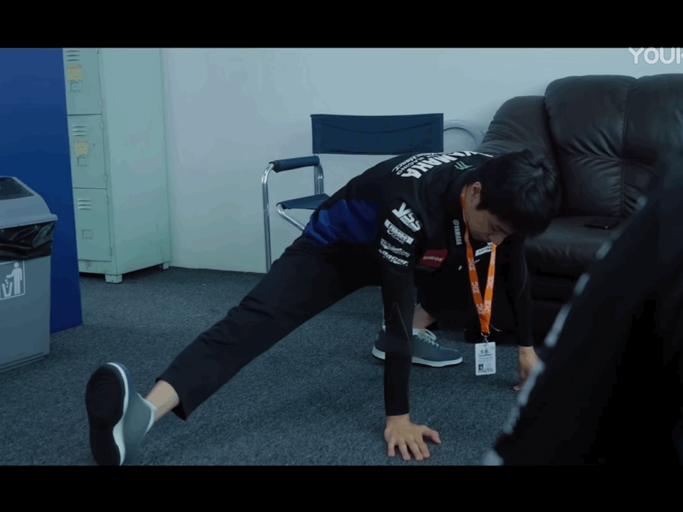 身姿柔揽千锋，筋骨劲破万难！——王一博柔韧封神，自成巅峰！