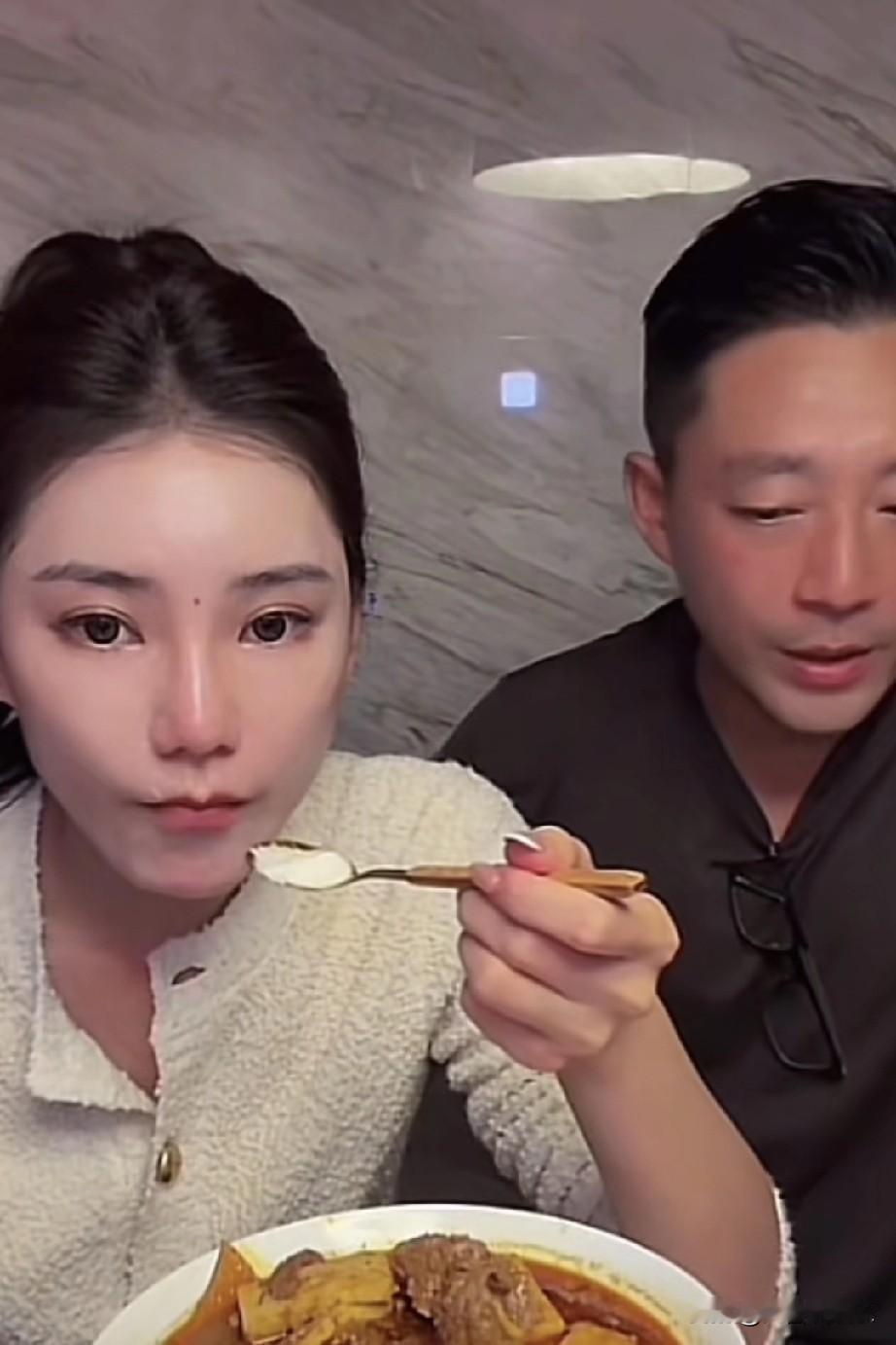我敢说马小梅现在已经后悔嫁给汪小菲了连汪小菲自己都说，他们夫妻两个人照顾3个