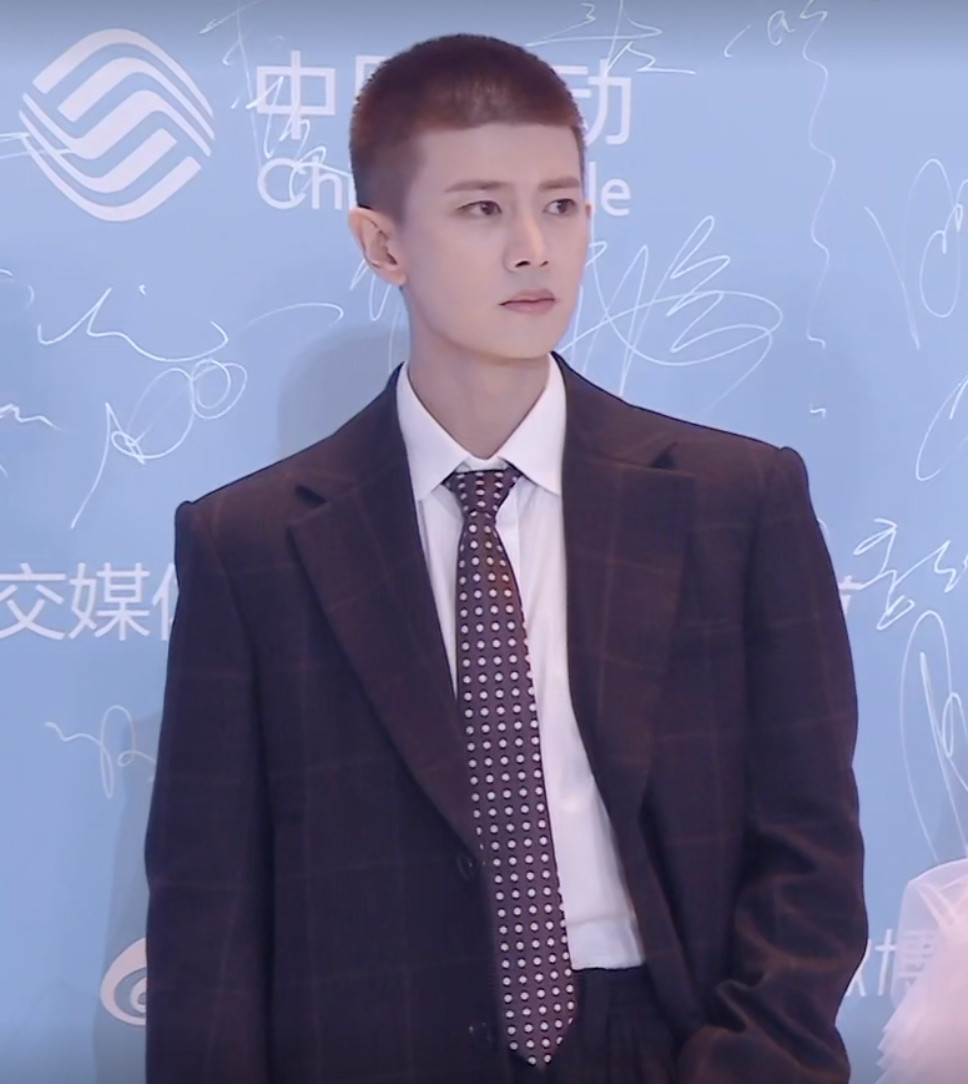 任嘉伦尖叫之夜红毯爱奇艺尖叫之夜尖叫之夜，权威了，嘉伦哥！