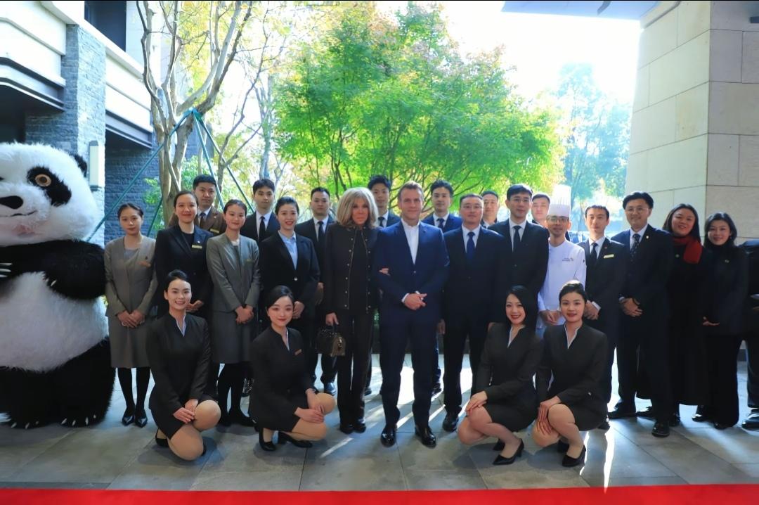 12月4日晚上，布里吉特来到了四川的下榻酒店，工作人员用心服务，并和她们夫妻俩进