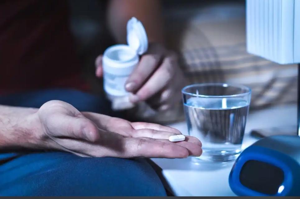 66岁大妈心脏骤停去世，医生遗憾指出：长期吃安眠药犯了3个禁忌小区里爱跳广场舞