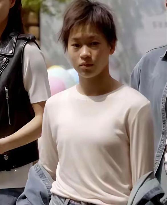 全红婵家里摘荔枝这事儿一爆出来，网上可就炸开了锅！堂堂奥运冠军，家里竟还得靠卖荔