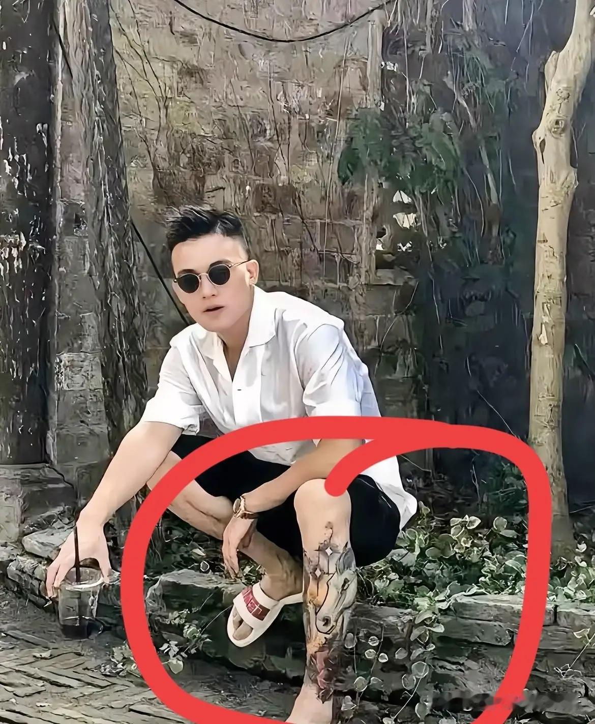 “哇塞，欧豪那身材，那颜值，绝了！可就是身上纹身太多，真怕影响他发展啊！”闺蜜一