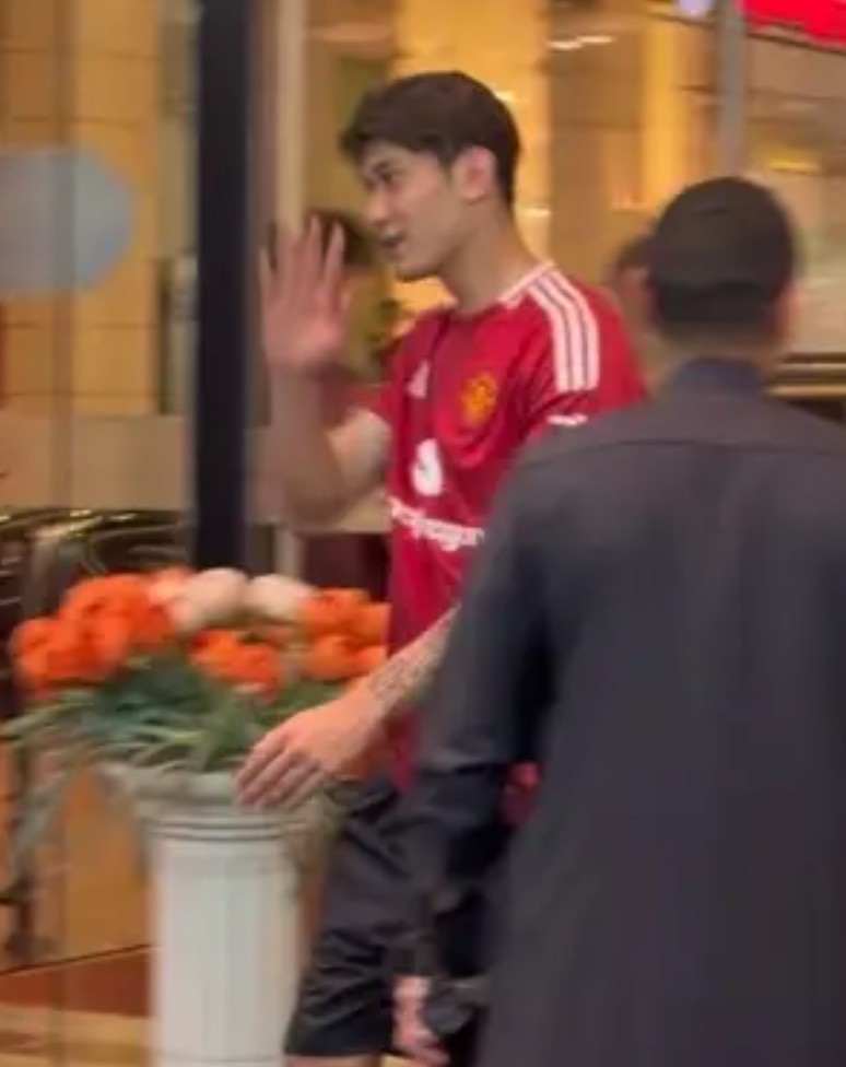 近日，有网友在沙特偶遇了外出聚餐的U23国足队员。画面中，拜合拉木身穿一件曼联球