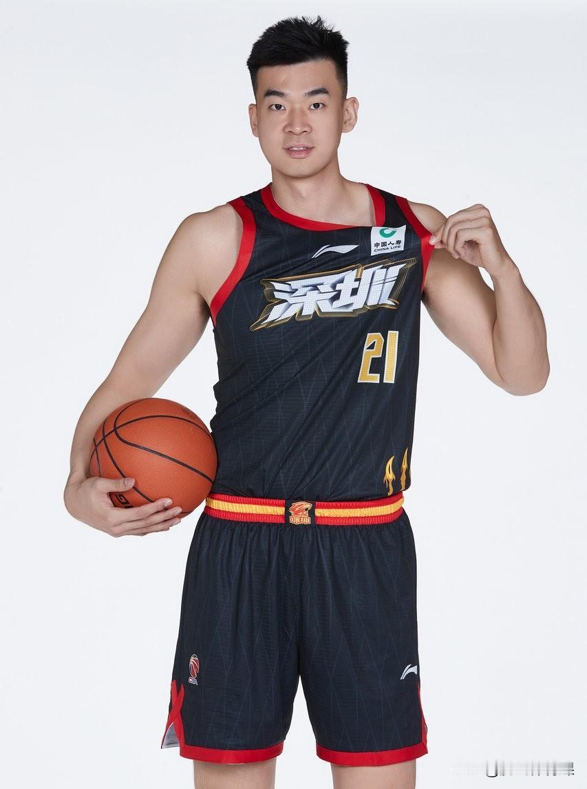 全民皆兵！深圳男篮新赛季国内球员注册名单如下:1.李慕豪33岁身