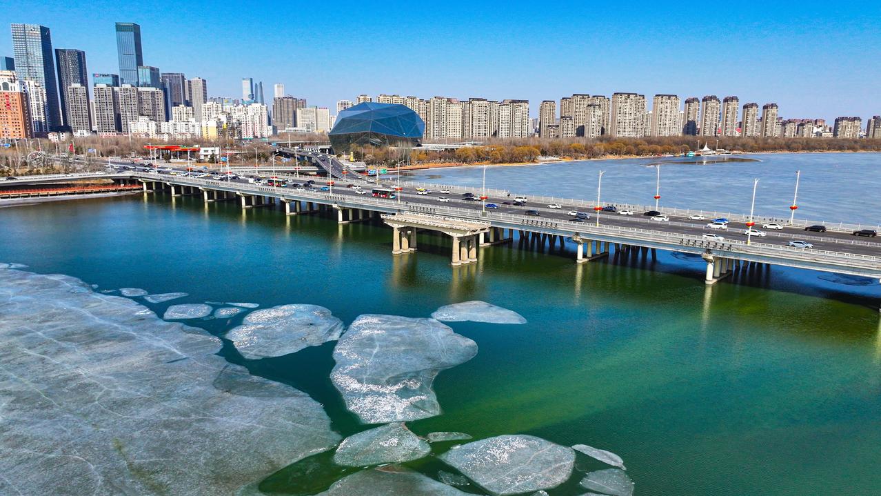 无奈升温了，沈阳的冰雪大世界没有挺到3月份！最近发现浑河都融化了冰雪，记得之前东