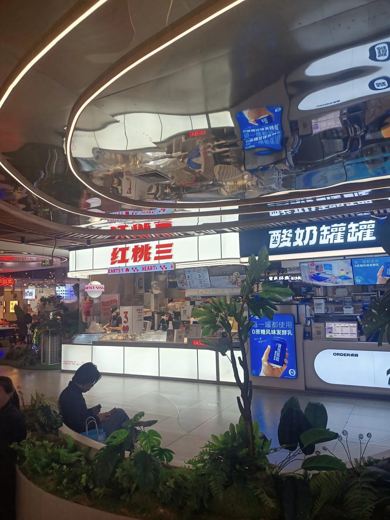 坐标济南：和谐广场地下一层小吃街，真的好多小吃。像是红桃三就是刚入住没有多久，