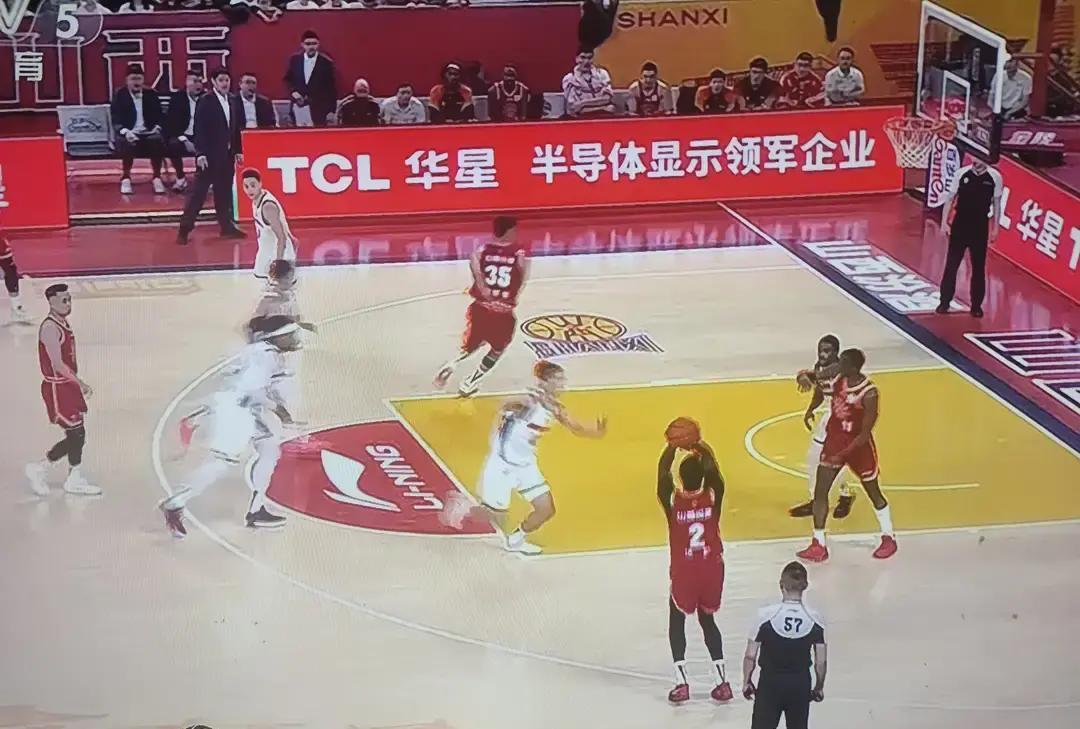 三分变两分？裁判眼皮底下漏了啥山西外援法耶那个球，现场大屏没给正面回放，观