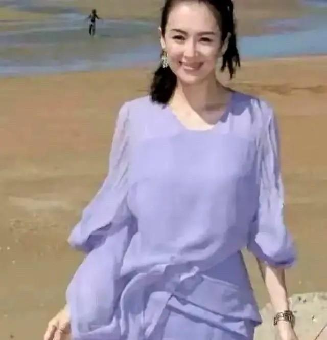 章子怡早年的沙滩照曝光，年轻又漂亮，气质优雅，微微一笑好温柔。章子怡是一个备受