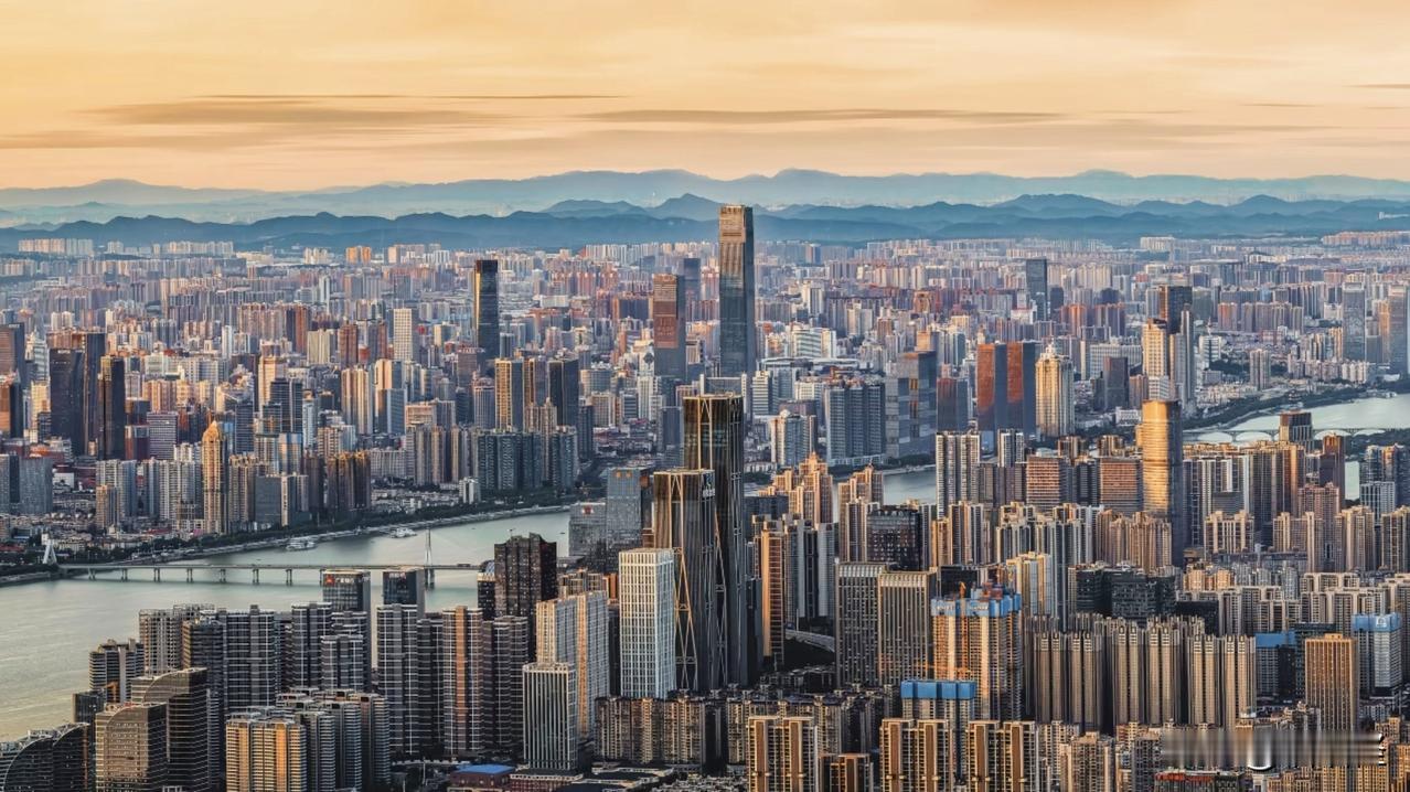 这长沙的城建跟真的武汉不相上下，虽然GDP还有些差距，但长沙也是万亿城市，而且还