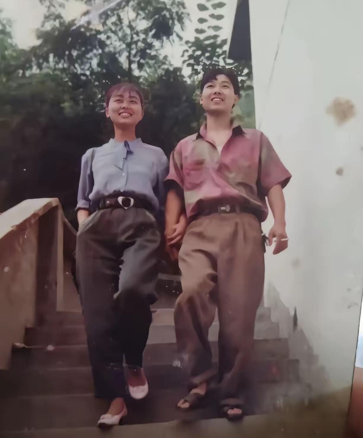 这是1992年两位小学情侣教师，放假以后手挽手，准备去男人家见家人的照片。两人