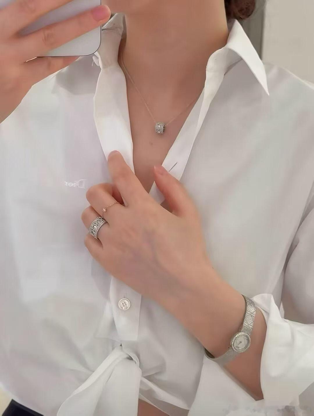 女人一旦周旋在多个暧昧对象里，多半会变成这三种样子，一旦深陷，就很难再回头。周旋