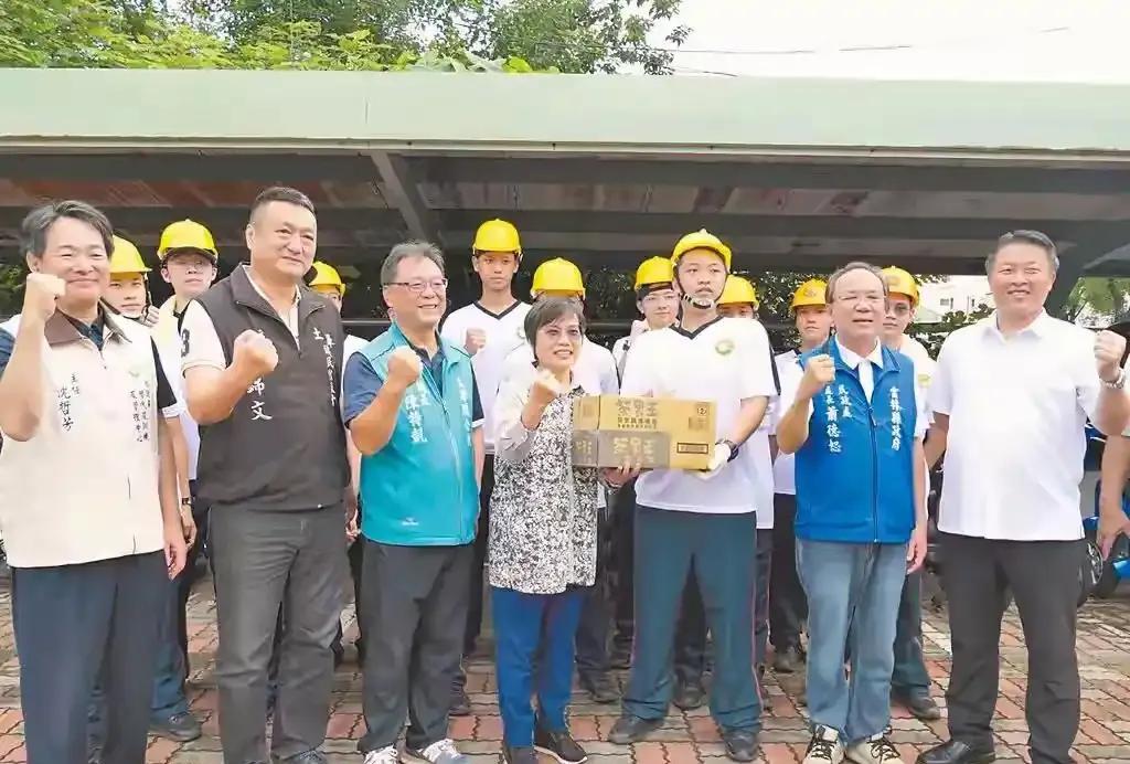 台媒称:16日，台内务部门负责人刘世芳称，整体防灾系统从防灾到灾后复原，都非常快
