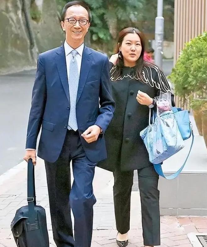 73岁的梁锦松拄着拐杖，全网都在替47岁的伏明霞心疼，可这哪是啥悲剧啊，分明是她