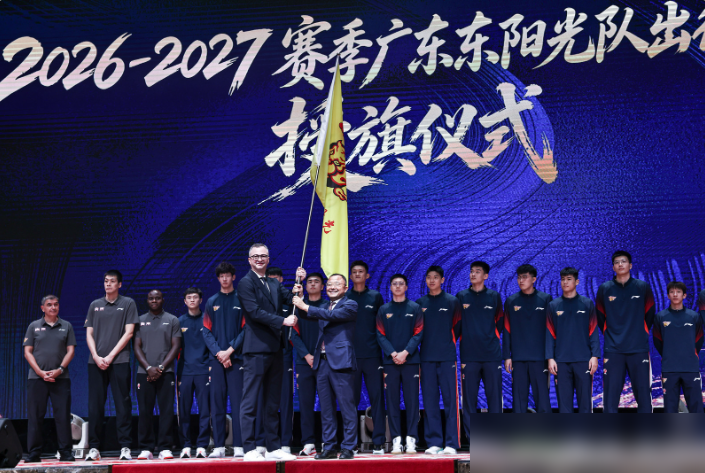 新赛季还没开打，广东宏远一张合影先炸了锅。老板和杜锋站C位，穿便装，妥妥核心待遇。朱芳雨也坐前排。唯
