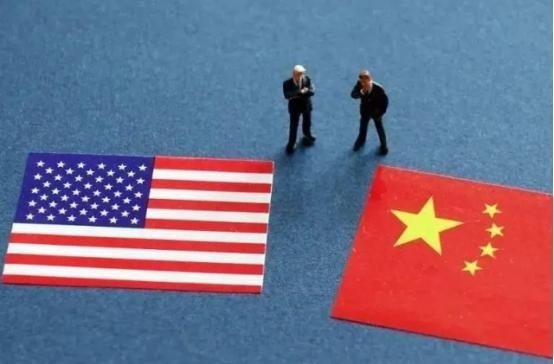 中美之间，已经没有回头路了，美国手里的绳子，已经勒住中国经济的咽喉，而中国手里的刀，也正对着美国的高